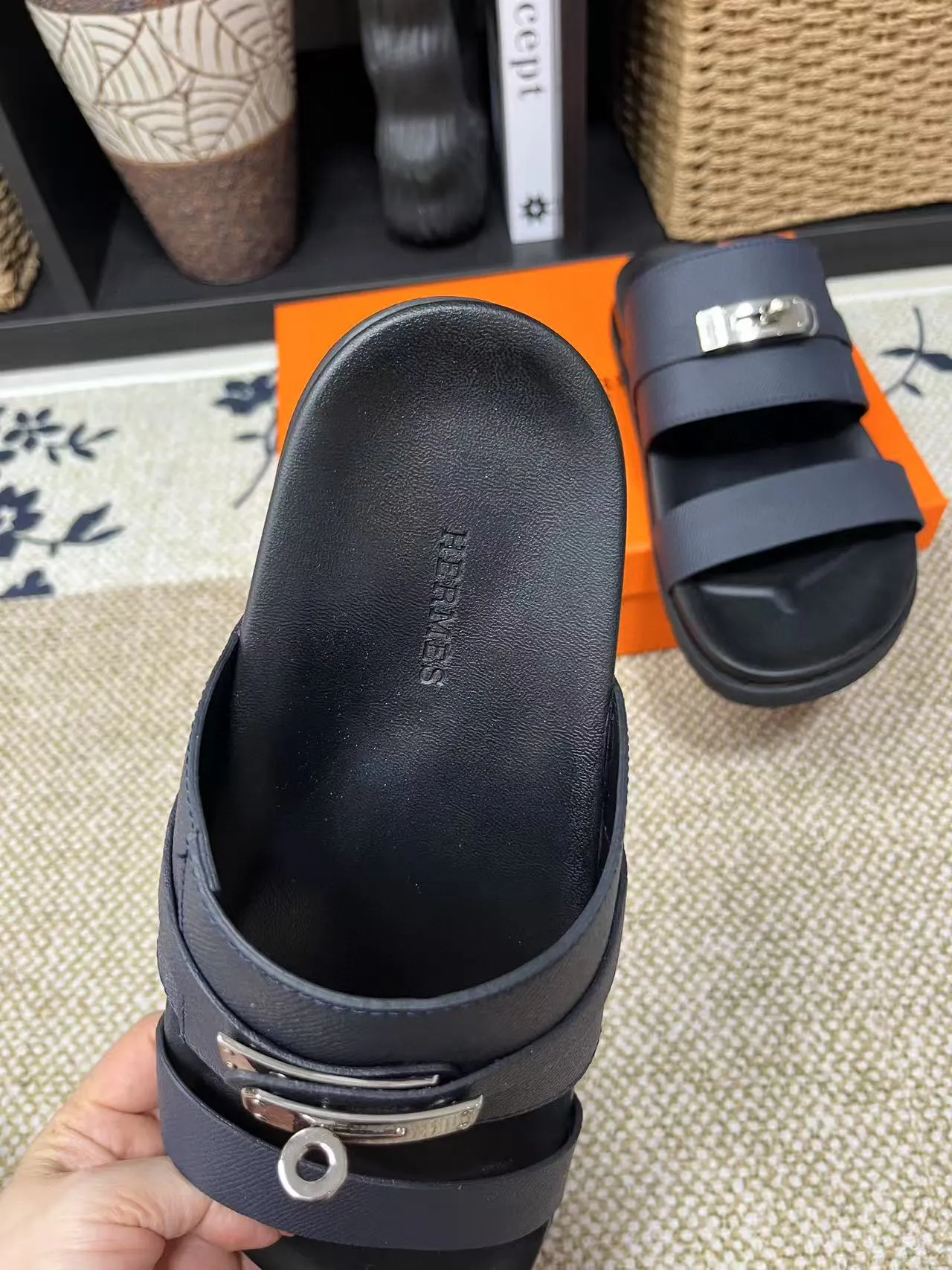 Factory price: 340💰Long-term availability Hermes men's Kazimir slippers for couples - top quality, Hermès woven calfskin functional sandals. The interwoven upper inspired by the "H" iconic pattern creates a casual look, which can be said to be a good companion for summer. Imported cowhide + cowhide lining + TU men's shoes💰Outsole Size: 35-46